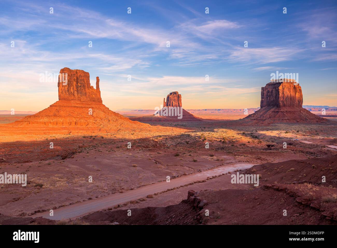 Vista panoramica del Monument Valley Navajo Tribal Park al tramonto, Utah-Arizona, Stati Uniti Foto Stock
