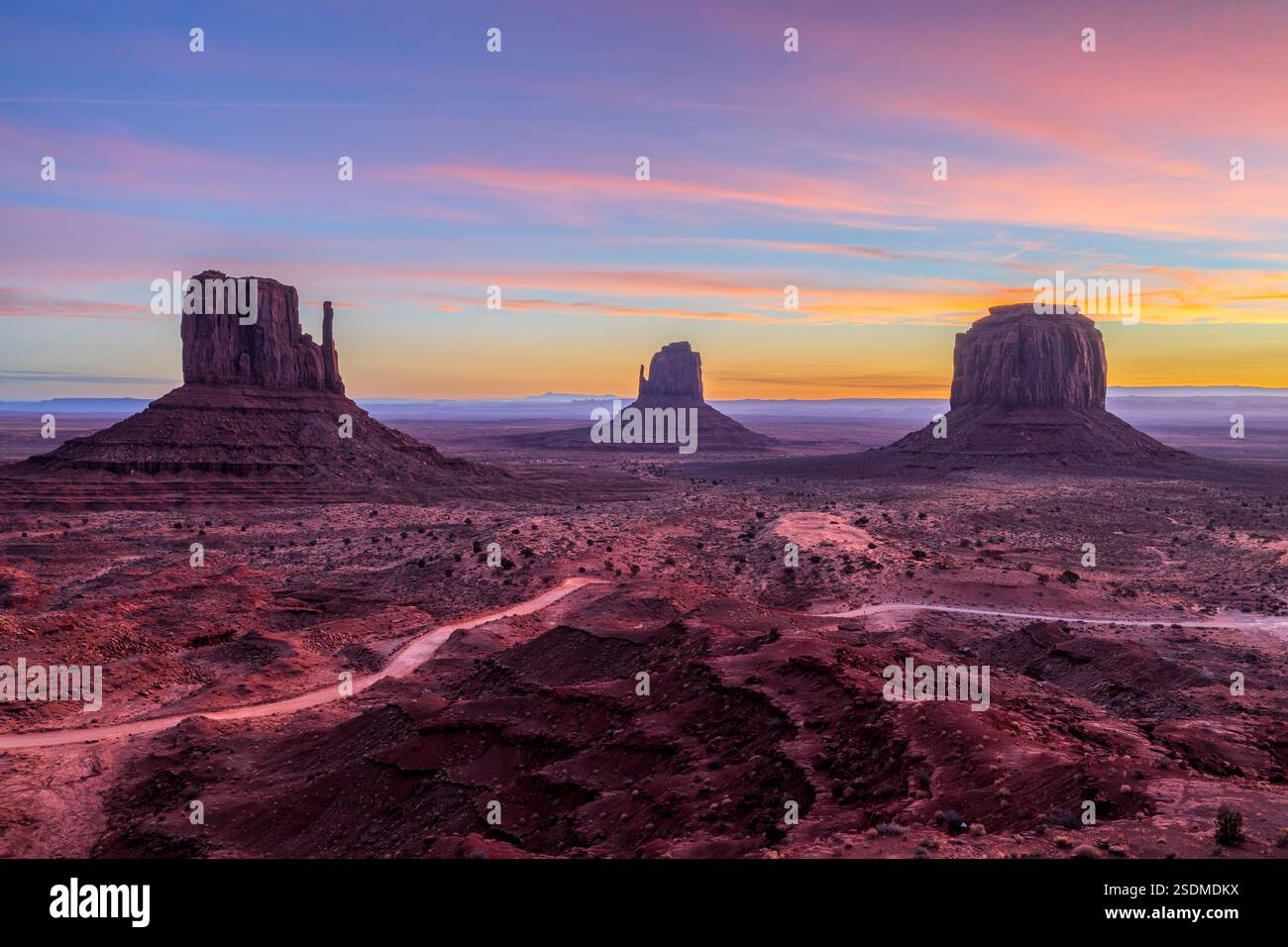 Vista panoramica del Monument Valley Navajo Tribal Park al tramonto, Utah-Arizona, Stati Uniti Foto Stock