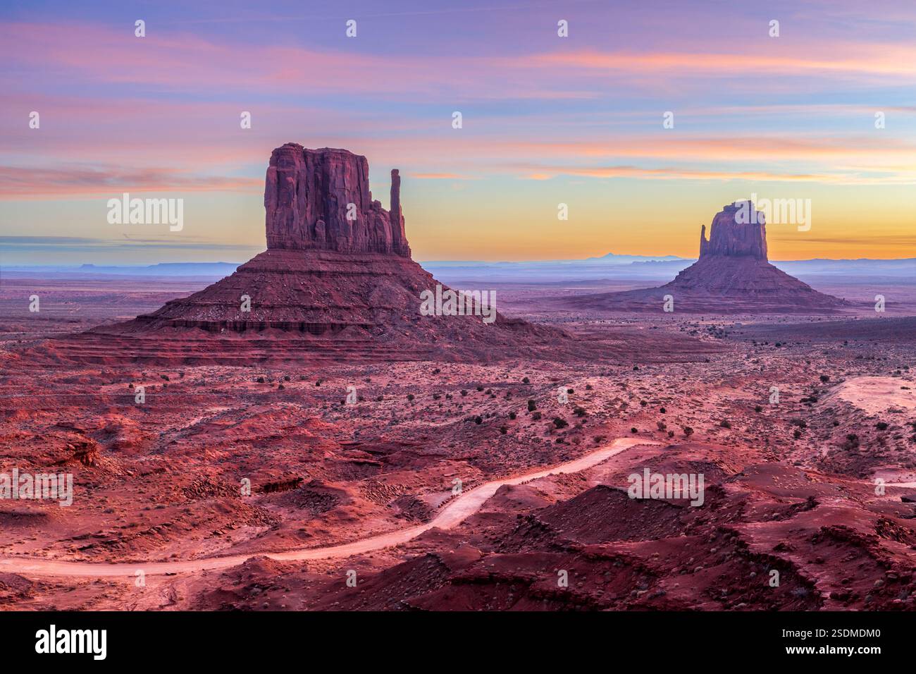 Vista panoramica del Monument Valley Navajo Tribal Park al tramonto, Utah-Arizona, Stati Uniti Foto Stock