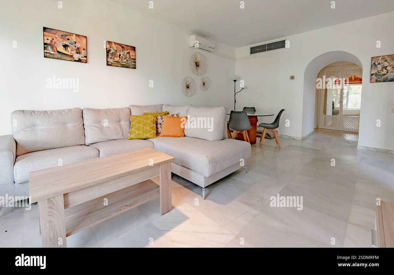 un'immagine di un soggiorno e di una sala da pranzo all'interno di una casa di vacanza mediterranea Foto Stock