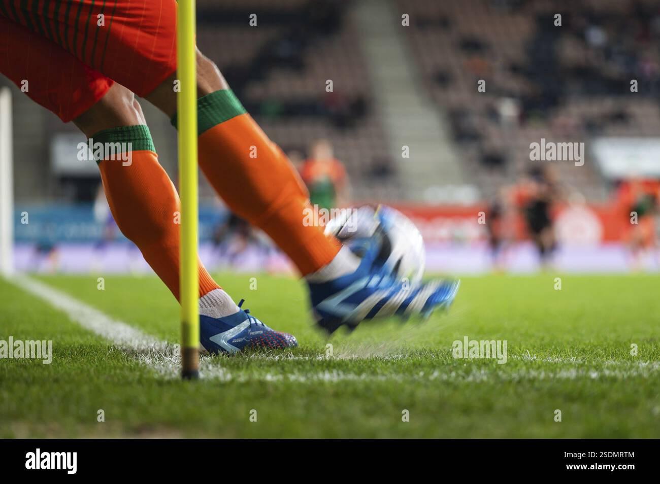 LUBIN, POLONIA - 11 NOVEMBRE 2023: Partita di calcio polacca PKO Ekstraklasa tra KGHM Zaglebie Lubin e Widzew Lodz 1:1. Dettaglio giocatore calci la palla da Foto Stock