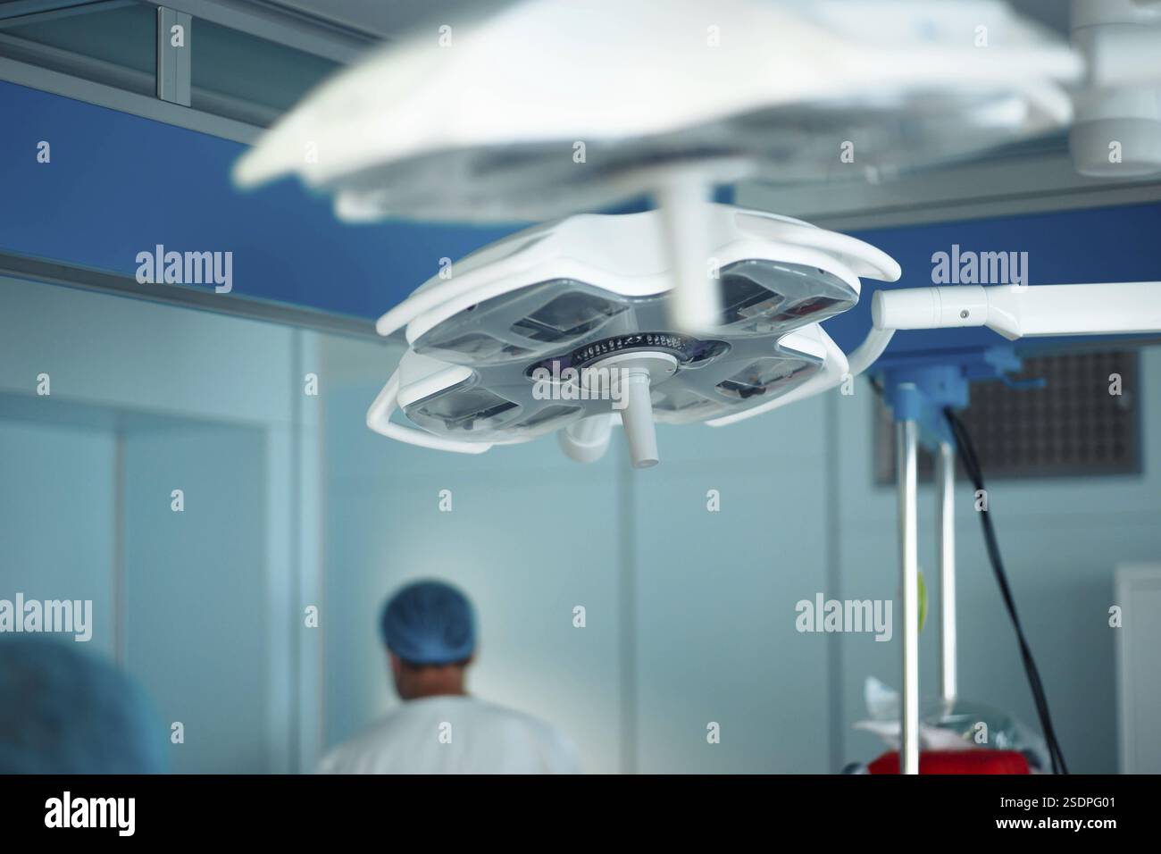 Sala operatoria con particolare attenzione alla lampada chirurgica a soffitto Foto Stock