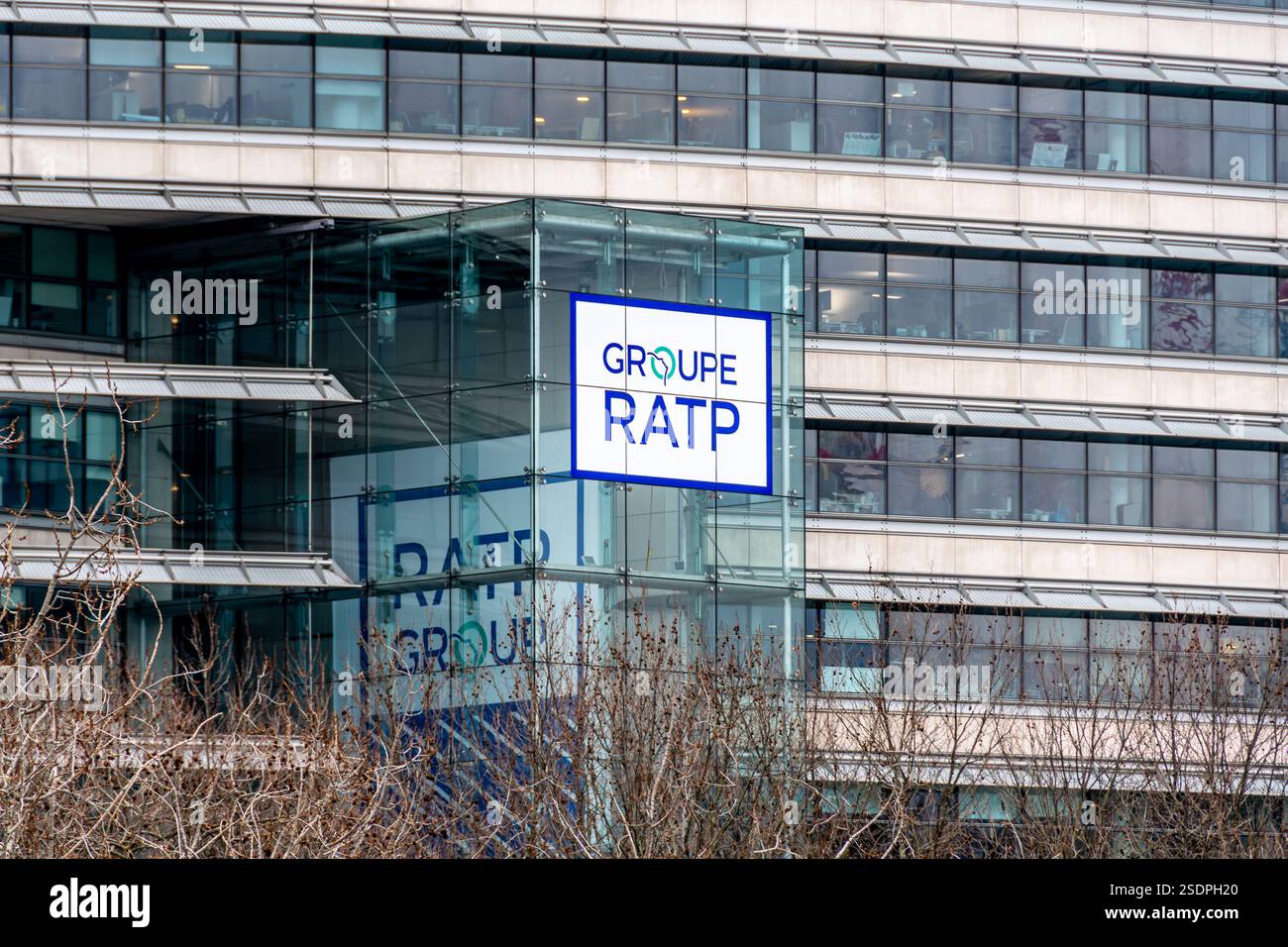 Firma e logo sulla sede della RATP (Régie Autonome des Transports Parisiens), una società pubblica che gestisce la maggior parte dei trasporti a Parigi Foto Stock