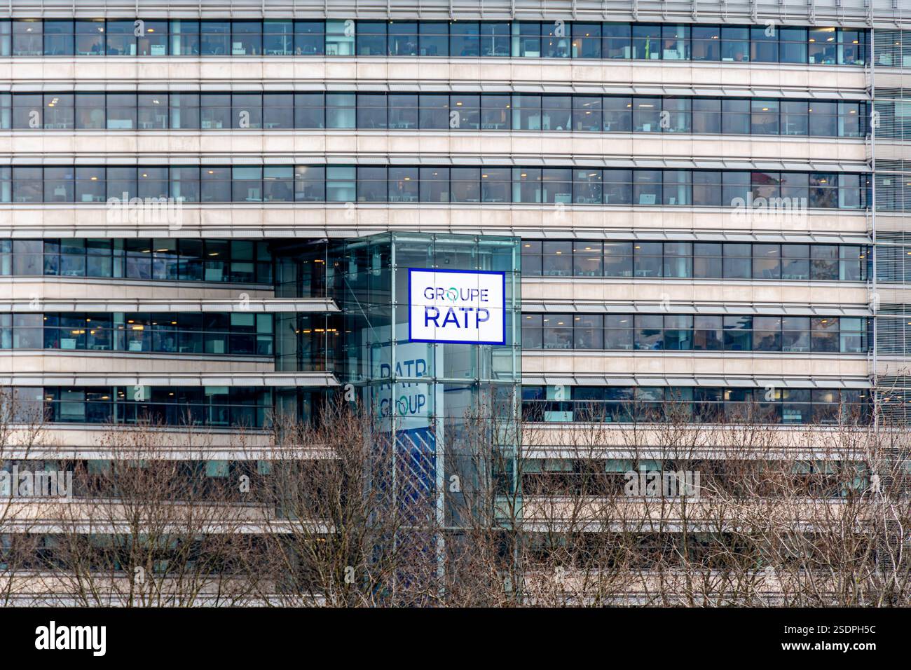 Vista a distanza della sede della RATP (Régie Autonome des Transports Parisiens), una società pubblica che gestisce la maggior parte dei trasporti a Parigi Foto Stock