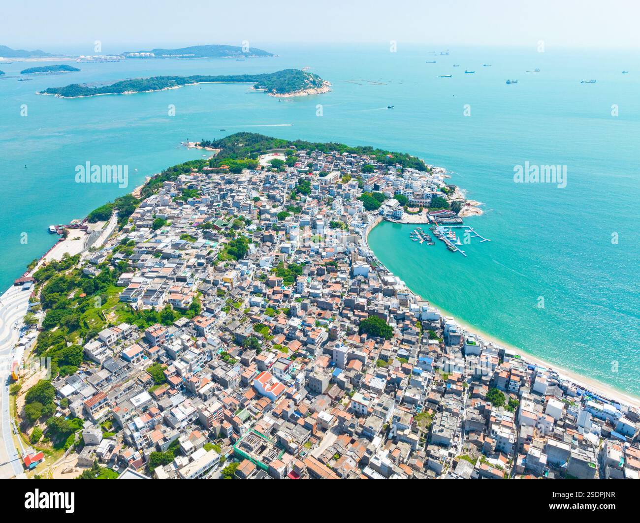 Vista aerea della città costiera con l'Oceano Blu e le spiagge sabbiose Foto Stock