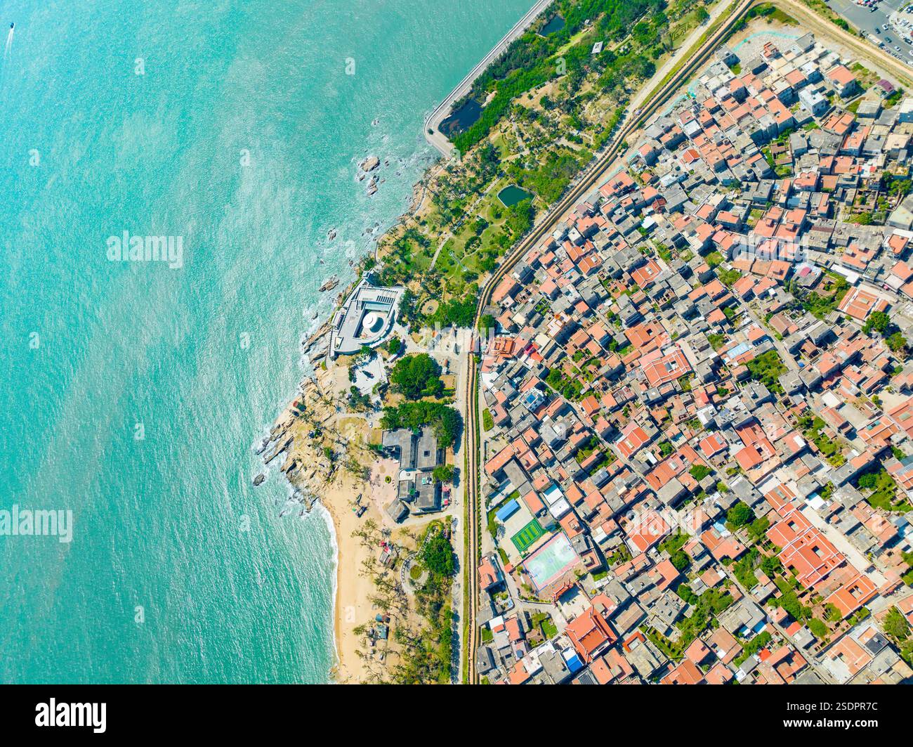 Veduta aerea di una città costiera con una spiaggia curva e l'Oceano Blu Foto Stock