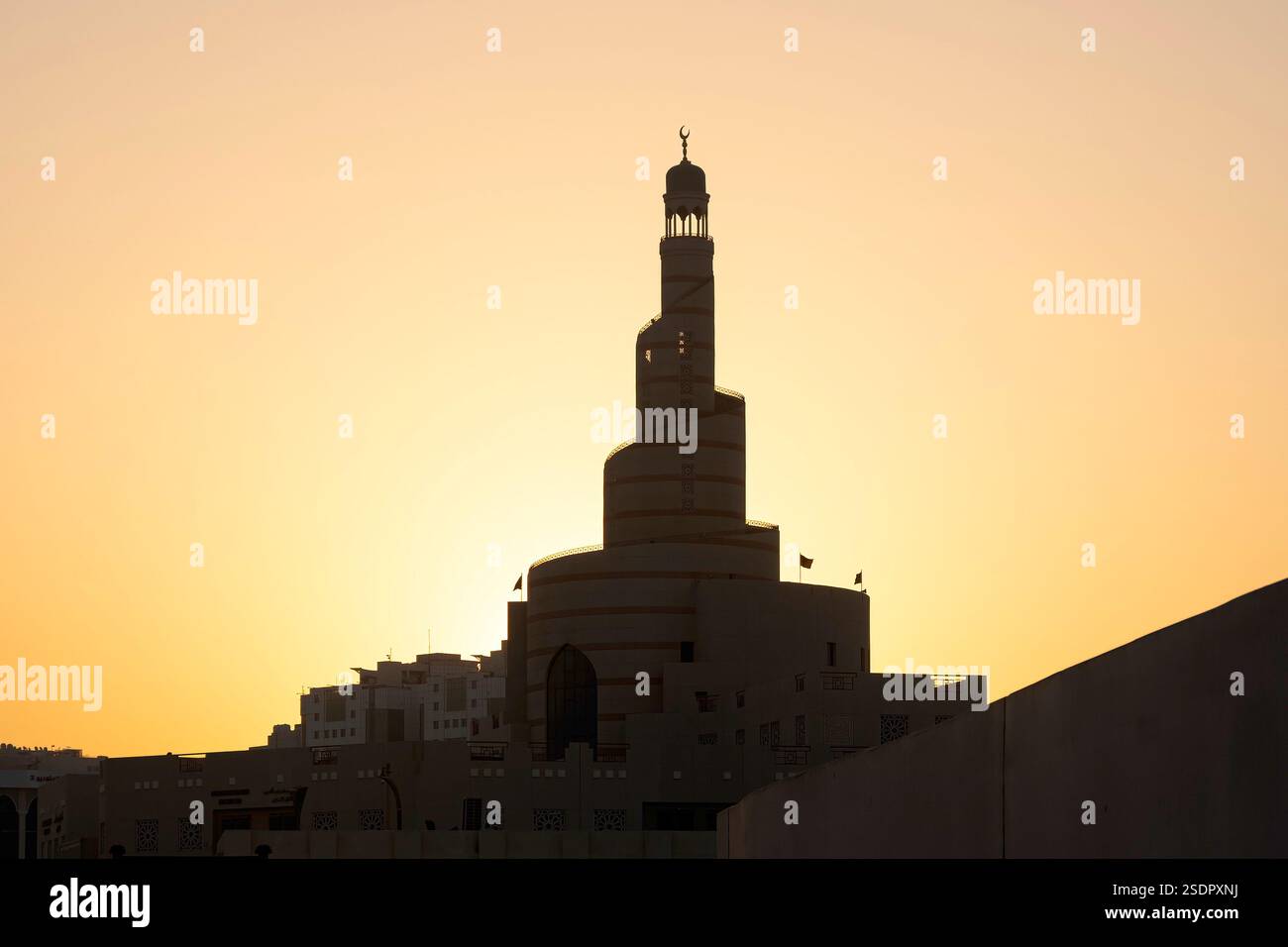 La Moschea al Fanar è uno dei monumenti più famosi di Doha, caratterizzata dalla sua forma a spirale, e si trova vicino al Souq Waqif, Doha QAT Foto Stock