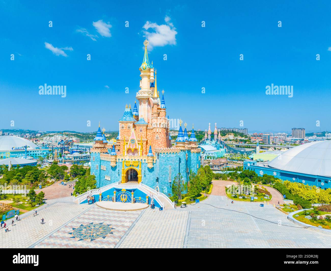 Vista aerea di un Fantasy Castle in un parco a tema costiero Foto Stock