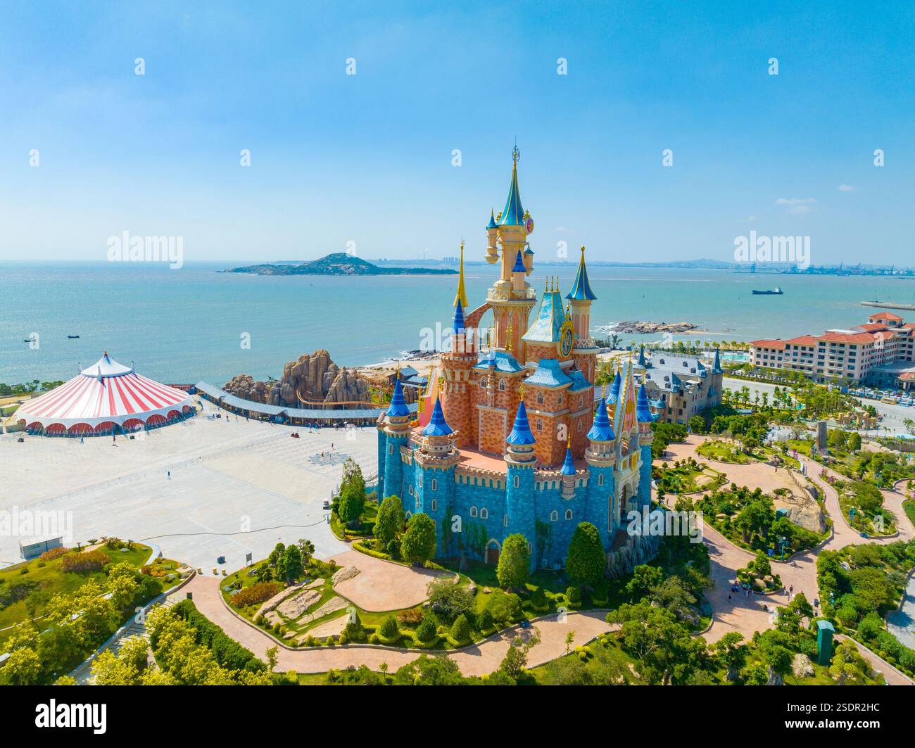 Vista aerea di un Fantasy Castle in un parco a tema costiero Foto Stock