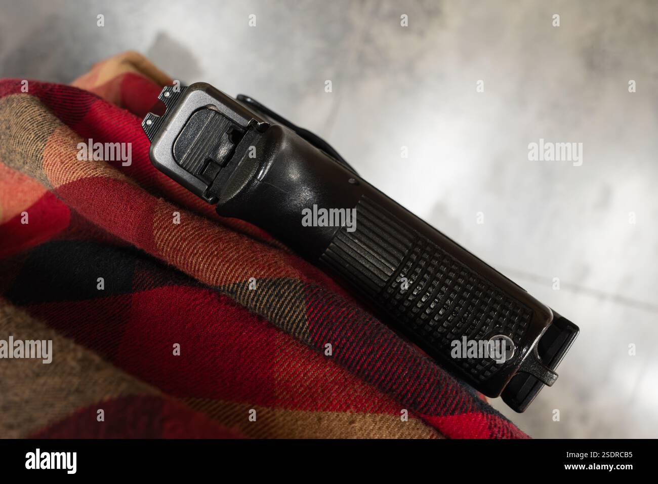 Una pistola in una fondina di una foto civile da vicino. Foto Stock