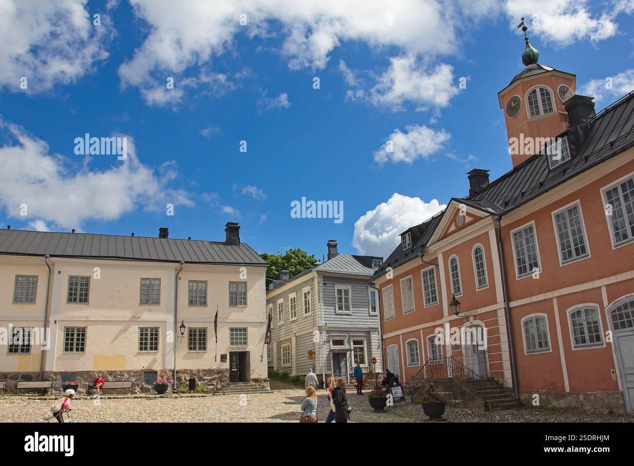 La piazza centrale della città vecchia di Porvoo, Finlandia, in una giornata di sole con nuvole sparse, che mostrano edifici storici. Foto Stock