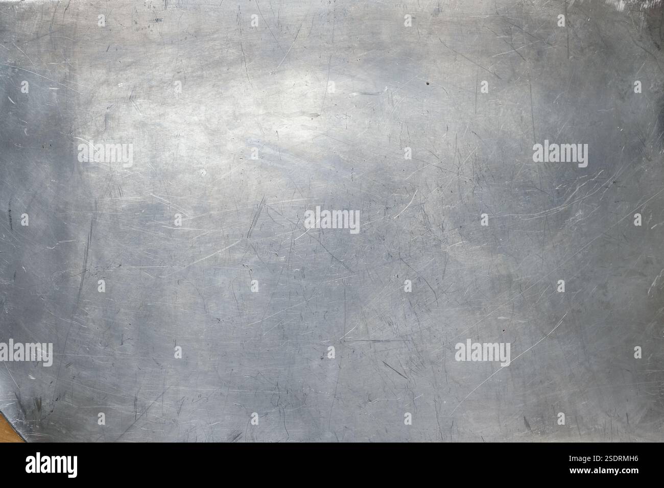 Superficie in alluminio graffiata, sfondo con struttura industriale. Struttura metallica. Copia spazio. Foto Stock