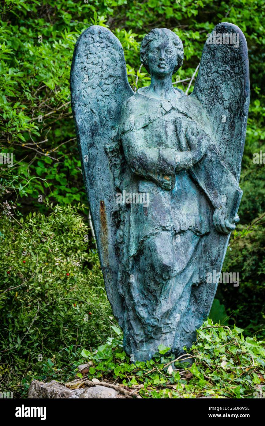 Santuario di Lluc, XVII secolo, scultura di angelo nel giardino botanico, Escorca, Sierra de Tramuntana, Maiorca, Isole Baleari, Spagna. Foto Stock