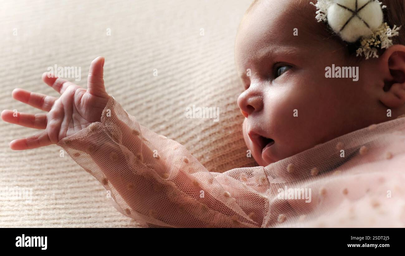 Cute Newborn Baby Girl sdraiata sul letto si è avvicinata Foto Stock