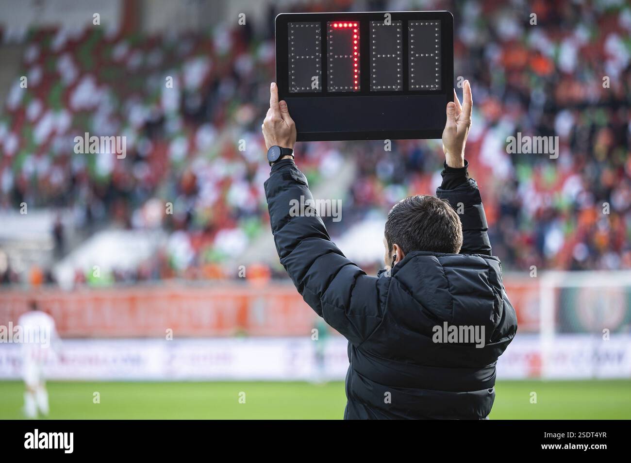 L'arbitro tecnico mostra più tempo durante la partita di calcio Foto Stock