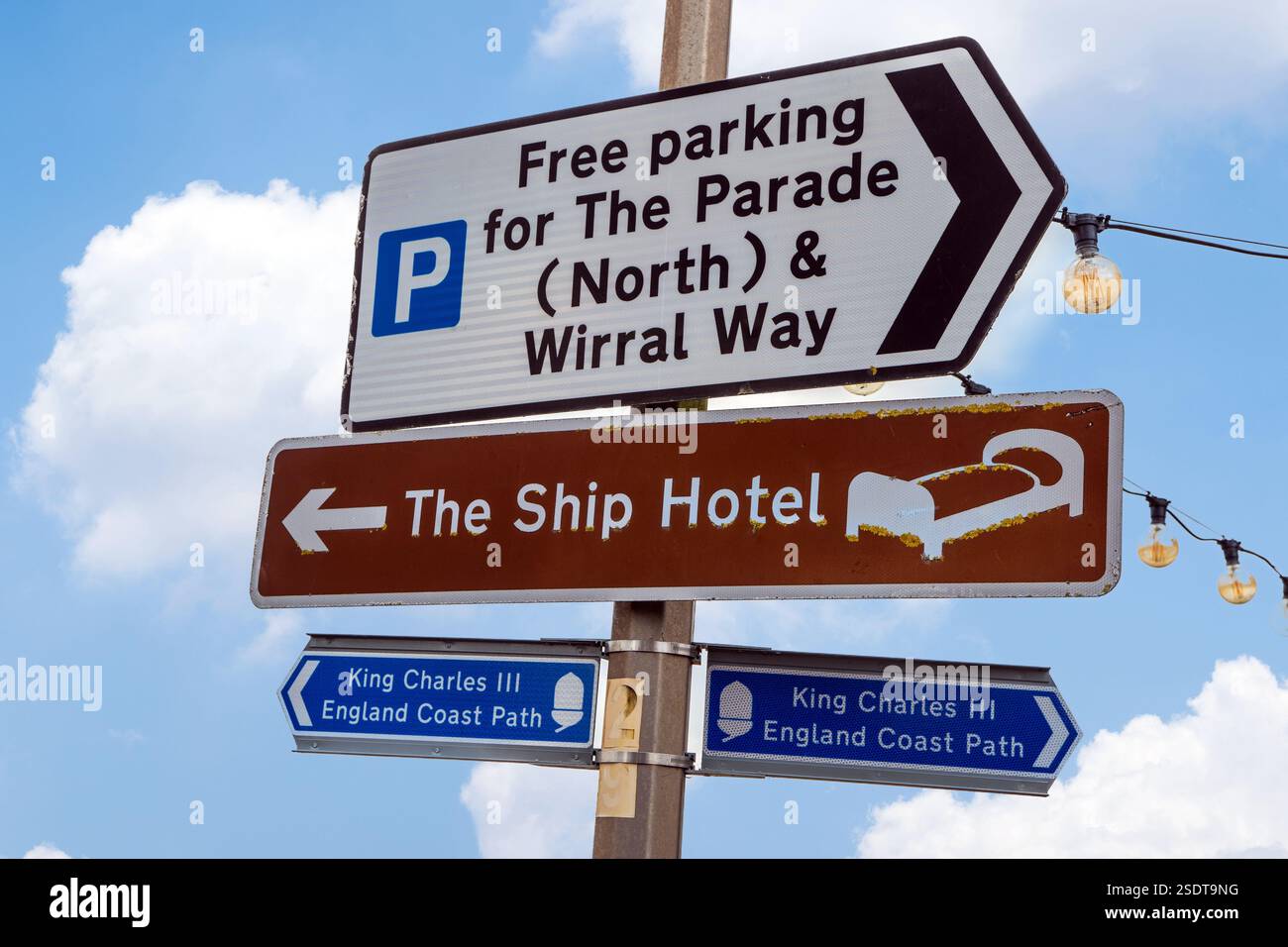 Segnaliamo la Wirral Way e il nuovo sentiero sulla costa di re Carlo III sulla passeggiata nel villaggio Cheshire Wirral di Parkgate. Foto Stock