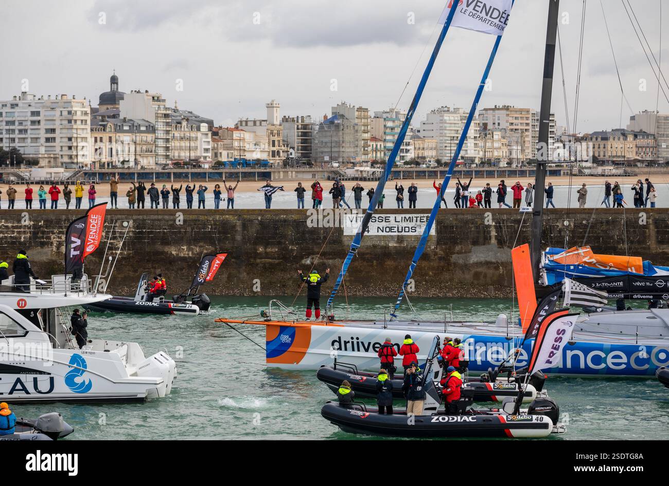 Arrivo di Guirec Soudée (freelance) al ventitreesimo posto del Vendee Globe 2024 l'8 febbraio 2025. A Les Sables d'Olonne, Francia. Foto Stock