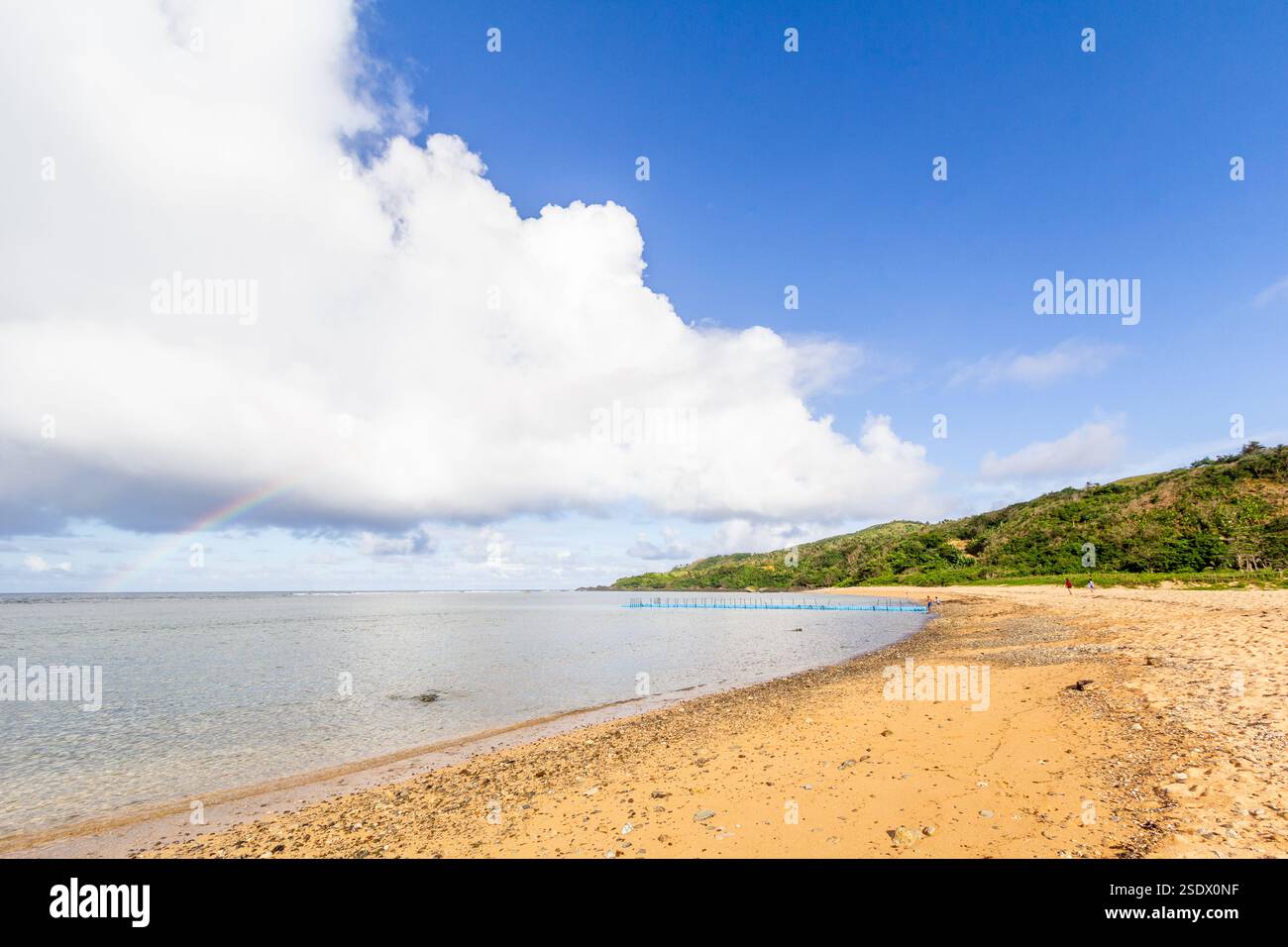 Spiaggia panoramica, deserta e rocciosa di Puraran a Catanduanes, Filippine Foto Stock