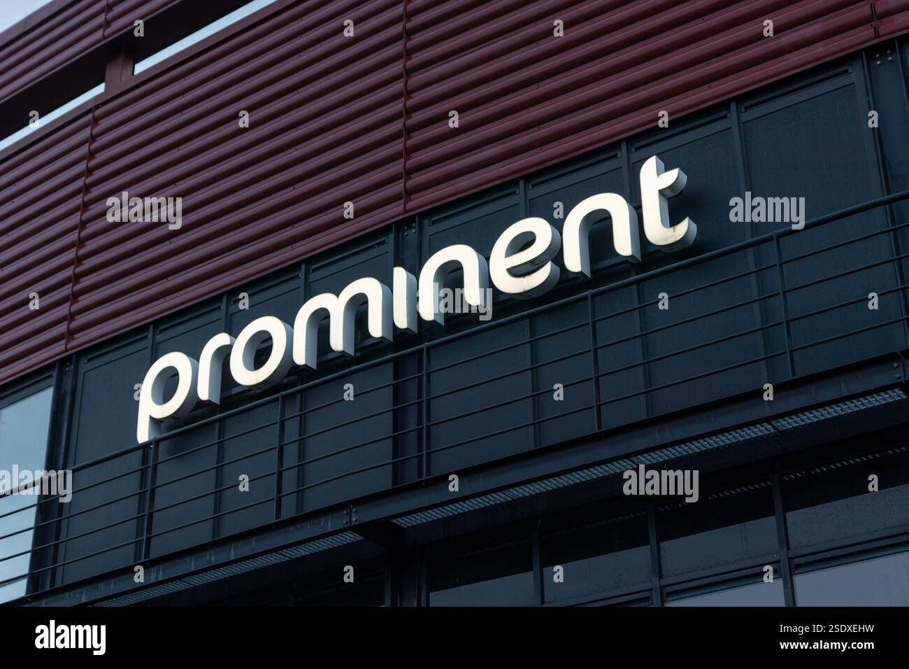Prominente Store, Shop Signage, producono e forniscono sedie relax uniche, moderne sedie e divani eleganti con funzioni di comfort. Foto Stock