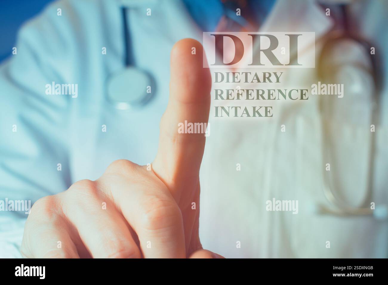 Vista ritagliata del giovane medico con un camice bianco che punta il dito verso l'alto sulle lettere "DRI". Concetto medico. Foto Stock