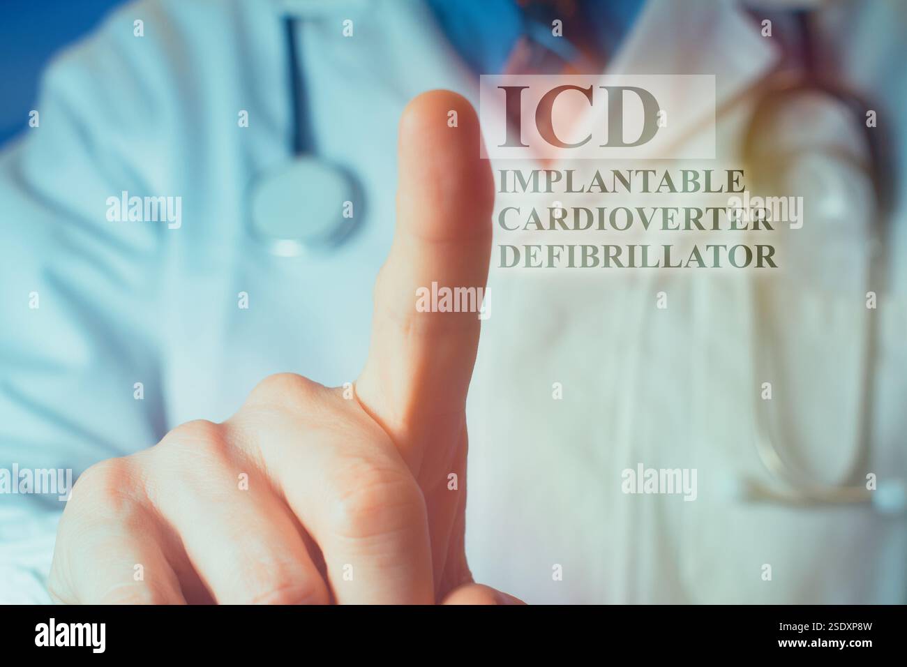 Vista ritagliata del giovane medico con un cappotto bianco che punta il dito verso l'alto sulle lettere "ICD". Concetto medico. Foto Stock