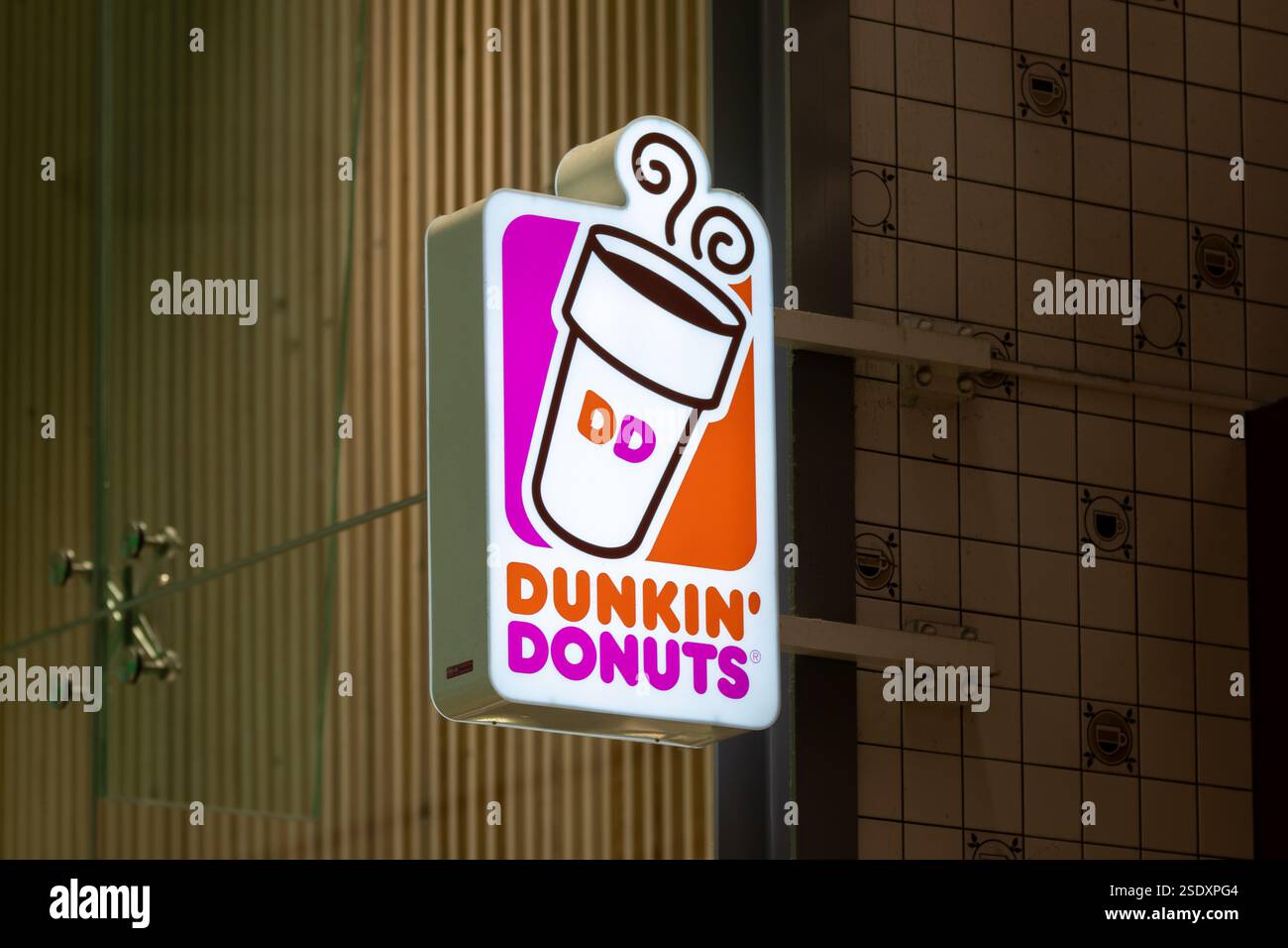 Firma Dunkin' Donuts. Dunkin' Donuts è un'azienda di ciambelle e una catena di caffetterie. Foto Stock
