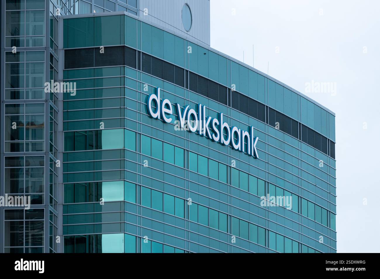 Il logo de Volksbank sull'edificio. De Volksbank è una banca olandese che offre prodotti finanziari sia a società che a privati Foto Stock