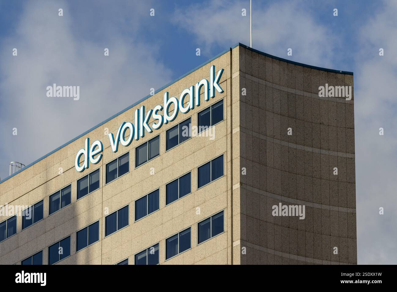 Il logo de Volksbank sull'edificio. De Volksbank è una banca olandese che offre prodotti finanziari sia a società che a privati Foto Stock