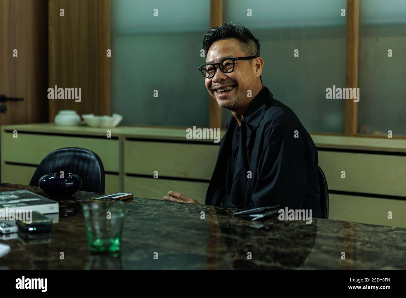 Hong Kong, Cina. 11 luglio 2024. Un ritratto di Jonathan li Tsz-chun, il regista di Hong Kong acclamato per la sua narrazione e regia innovativa, le cui opere come "The Brink" e "Dust to Dust" hanno ottenuto riconoscimenti internazionali, tra cui il miglior attore allo Shanghai International Film Festival e diverse nomination agli Hong Kong Film Awards. (Foto di May James per Zolima/SOPA Images/Sipa USA) credito: SIPA USA/Alamy Live News Foto Stock