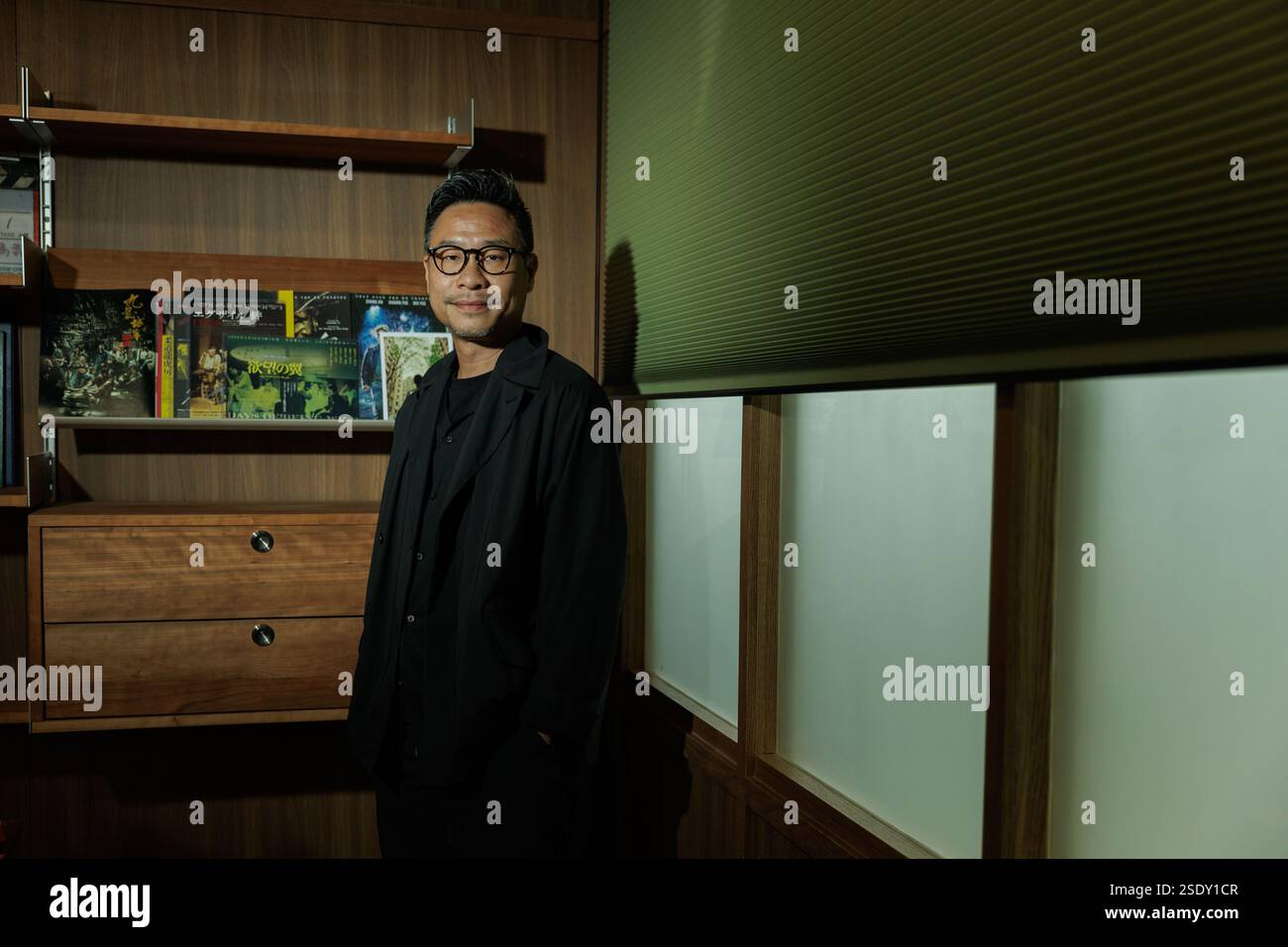 Hong Kong, Cina. 11 luglio 2024. Un ritratto di Jonathan li Tsz-chun, il regista di Hong Kong acclamato per la sua narrazione e regia innovativa, le cui opere come "The Brink" e "Dust to Dust" hanno ottenuto riconoscimenti internazionali, tra cui il miglior attore allo Shanghai International Film Festival e diverse nomination agli Hong Kong Film Awards. (Foto di May James per Zolima/SOPA Images/Sipa USA) credito: SIPA USA/Alamy Live News Foto Stock