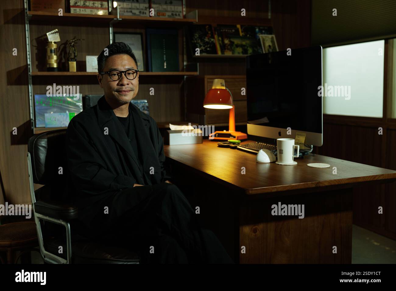 Hong Kong, Cina. 11 luglio 2024. Un ritratto di Jonathan li Tsz-chun, il regista di Hong Kong acclamato per la sua narrazione e regia innovativa, le cui opere come "The Brink" e "Dust to Dust" hanno ottenuto riconoscimenti internazionali, tra cui il miglior attore allo Shanghai International Film Festival e diverse nomination agli Hong Kong Film Awards. (Foto di May James per Zolima/SOPA Images/Sipa USA) credito: SIPA USA/Alamy Live News Foto Stock
