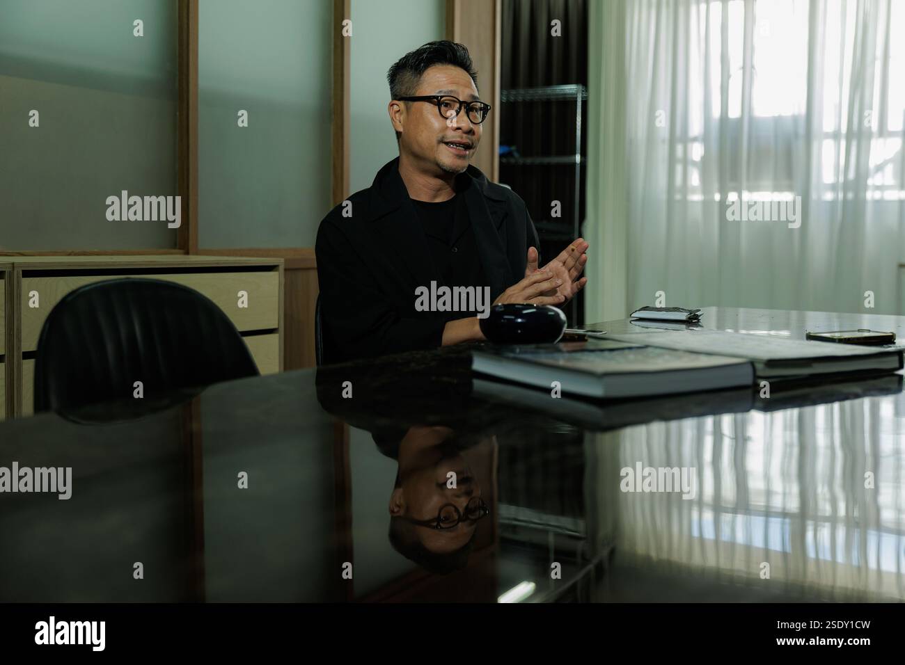 Hong Kong, Cina. 11 luglio 2024. Un ritratto di Jonathan li Tsz-chun, il regista di Hong Kong acclamato per la sua narrazione e regia innovativa, le cui opere come "The Brink" e "Dust to Dust" hanno ottenuto riconoscimenti internazionali, tra cui il miglior attore allo Shanghai International Film Festival e diverse nomination agli Hong Kong Film Awards. (Foto di May James per Zolima/SOPA Images/Sipa USA) credito: SIPA USA/Alamy Live News Foto Stock