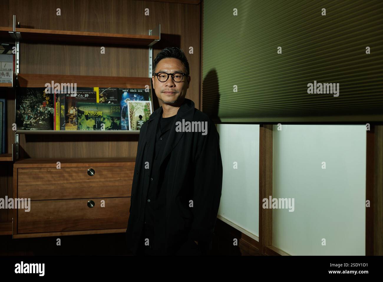 Hong Kong, Cina. 11 luglio 2024. Un ritratto di Jonathan li Tsz-chun, il regista di Hong Kong acclamato per la sua narrazione e regia innovativa, le cui opere come "The Brink" e "Dust to Dust" hanno ottenuto riconoscimenti internazionali, tra cui il miglior attore allo Shanghai International Film Festival e diverse nomination agli Hong Kong Film Awards. (Foto di May James per Zolima/SOPA Images/Sipa USA) credito: SIPA USA/Alamy Live News Foto Stock