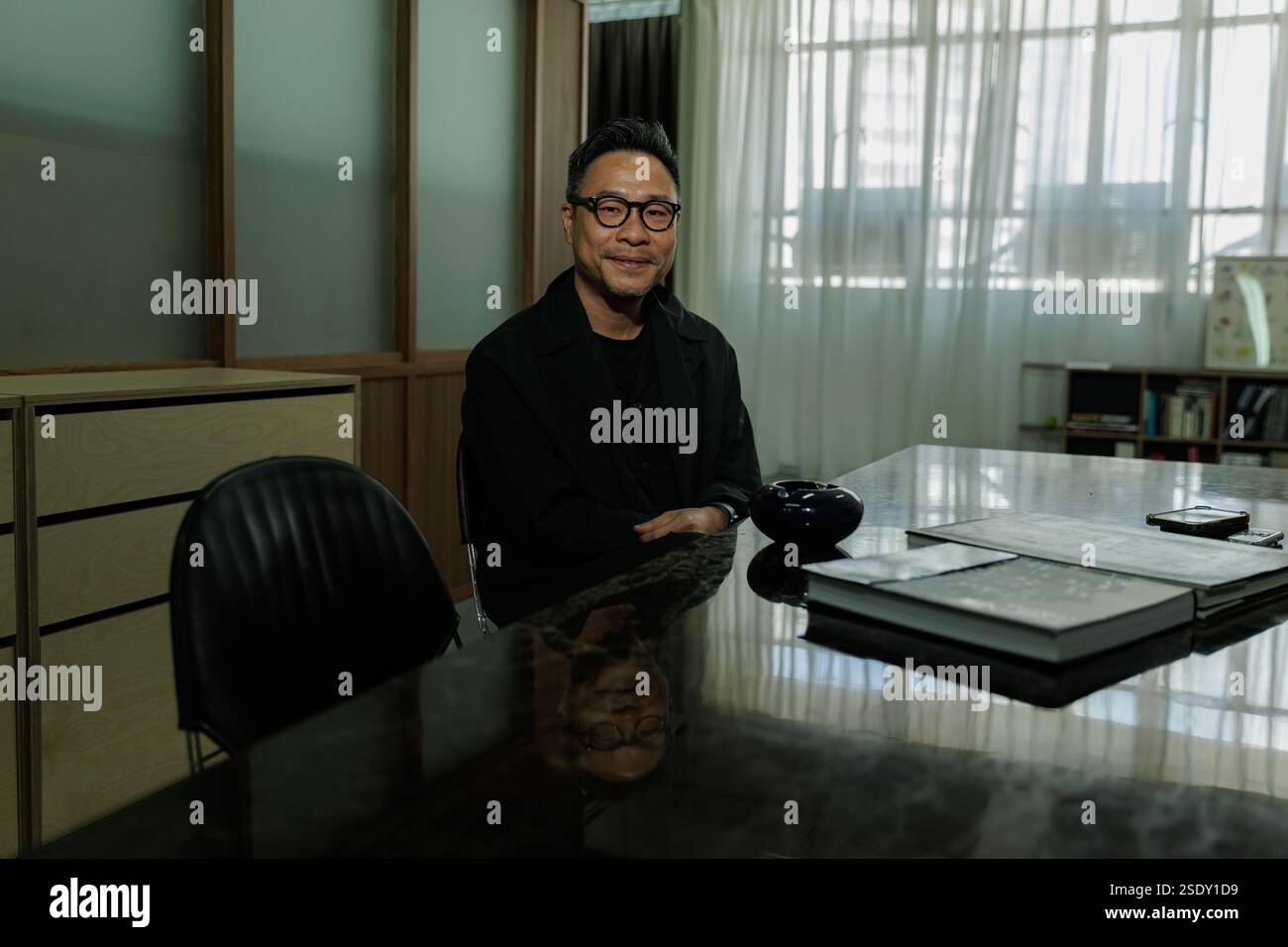 Hong Kong, Cina. 11 luglio 2024. Un ritratto di Jonathan li Tsz-chun, il regista di Hong Kong acclamato per la sua narrazione e regia innovativa, le cui opere come "The Brink" e "Dust to Dust" hanno ottenuto riconoscimenti internazionali, tra cui il miglior attore allo Shanghai International Film Festival e diverse nomination agli Hong Kong Film Awards. (Foto di May James per Zolima/SOPA Images/Sipa USA) credito: SIPA USA/Alamy Live News Foto Stock
