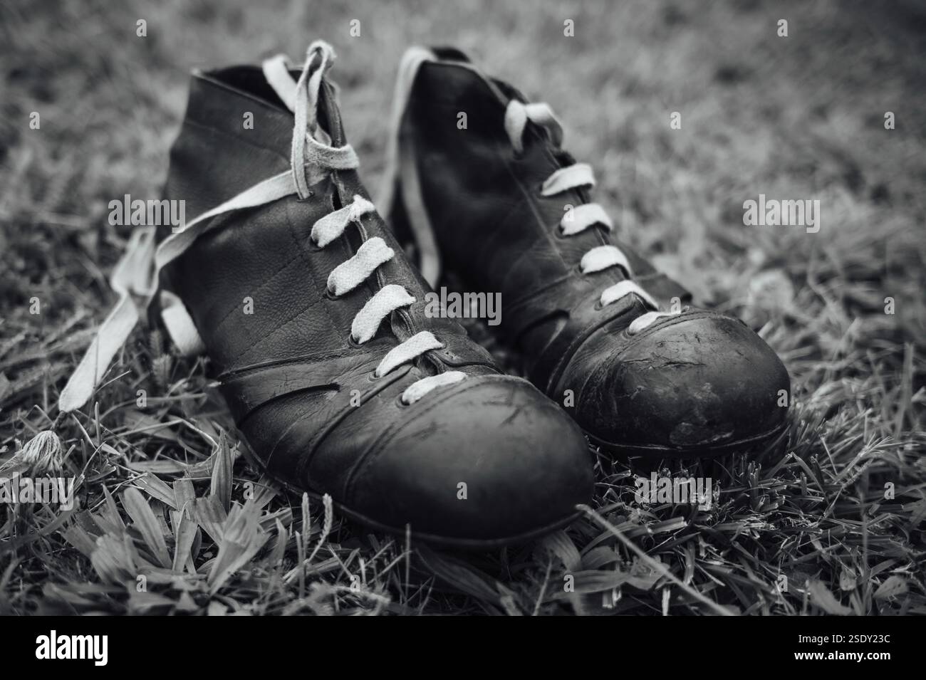 Stivali da calcio vintage su erba Foto Stock
