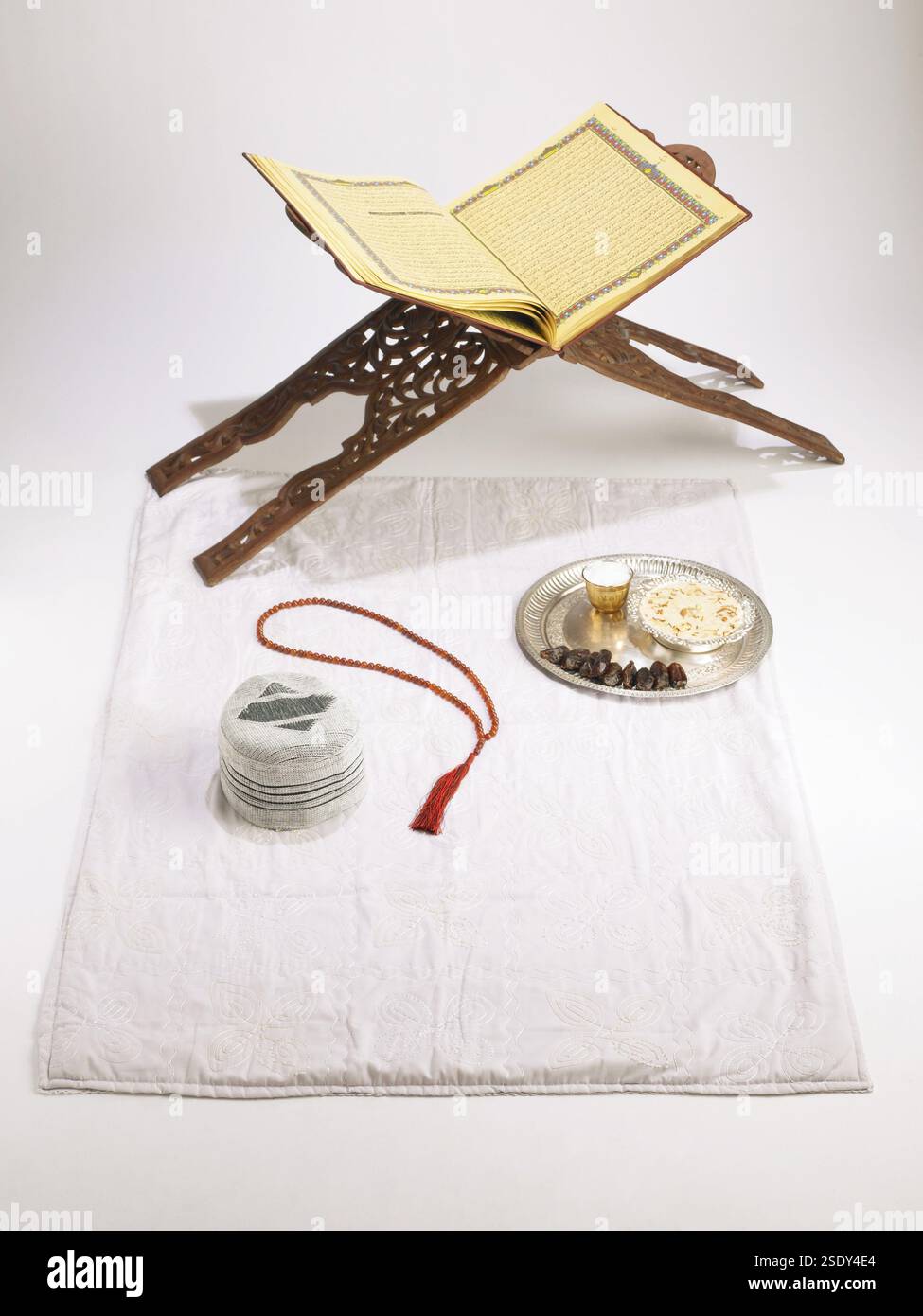 Perle di preghiera del Corano scialle messa Allah bohri mussulmano topi cap eid ul-fitr o id-ul-fitr con sale sewaiya khajoor per ID festival Foto Stock