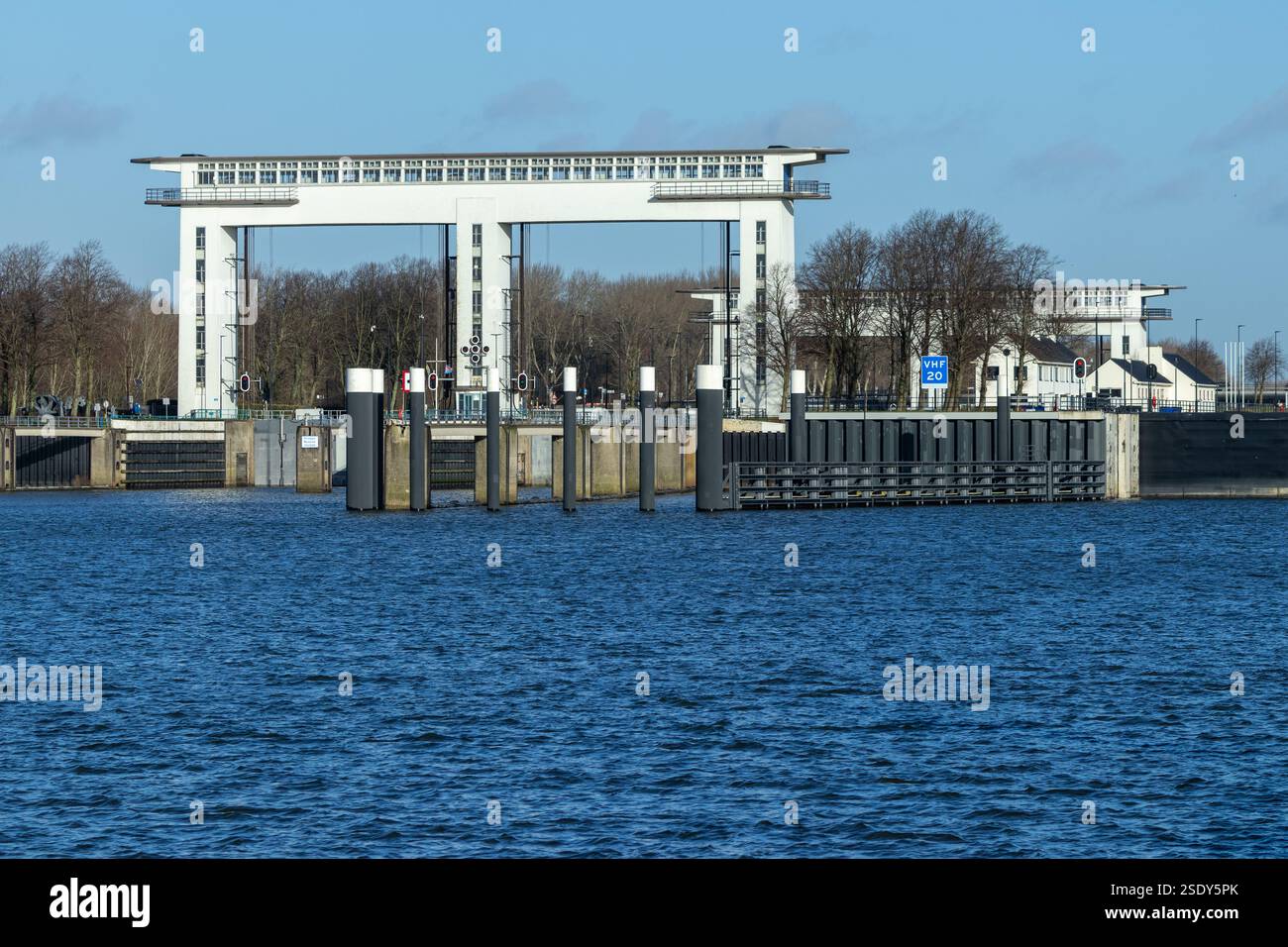 Il Prinses Beatrixsluis nel canale di Lek è il più grande complesso monumentale di chiuse per la navigazione interna dei Paesi Bassi. Vreeswijk Nieuwegein. Foto Stock