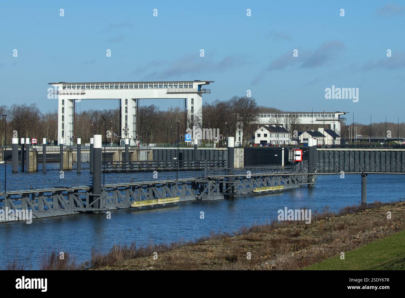 Il Prinses Beatrixsluis nel canale di Lek è il più grande complesso monumentale di chiuse per la navigazione interna dei Paesi Bassi. Vreeswijk Nieuwegein. Foto Stock