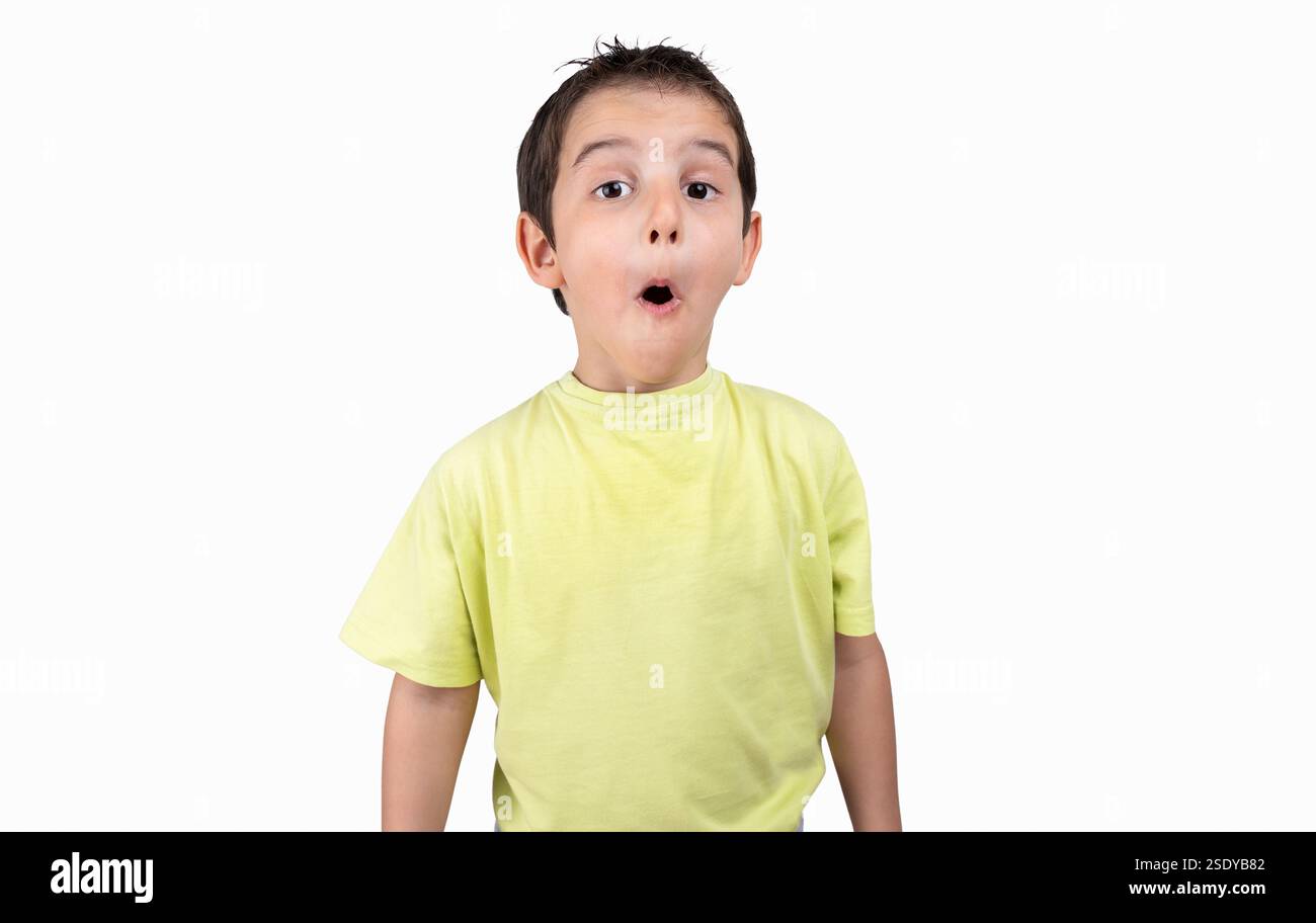 Bambino che fa un gesto di ascolto con il viso scioccato, sembra scettico e sarcastico, sorpreso con la bocca aperta isolata su bianco. Foto Stock