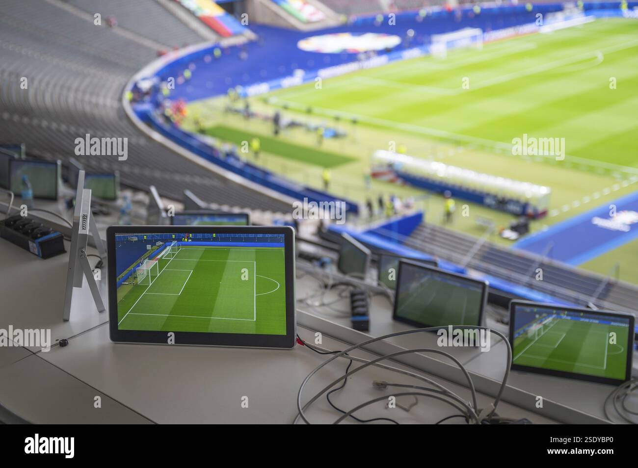 Stazioni di commento con monitor nello stadio di calcio Foto Stock