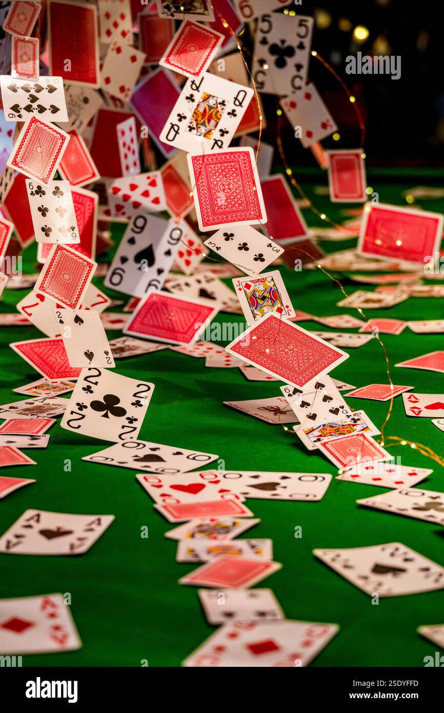 Carte da gioco a cascata su un tavolo snooker verde - display dinamico e vivace Foto Stock