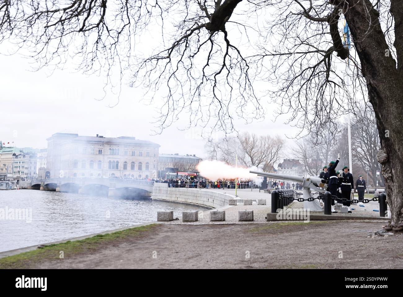 Stoccolma, Svezia. 8 febbraio 2025. Le forze armate svedesi spararono un saluto a Skeppsholmen a Stoccolma in occasione della principessa Sofia e del principe Carlo Filippo che ebbero una figlia venerdì. Stoccolma, Svezia l'8 febbraio 2025. Foto: Caisa Rasmussen/TT/codice 12150 credito: TT News Agency/Alamy Live News Foto Stock