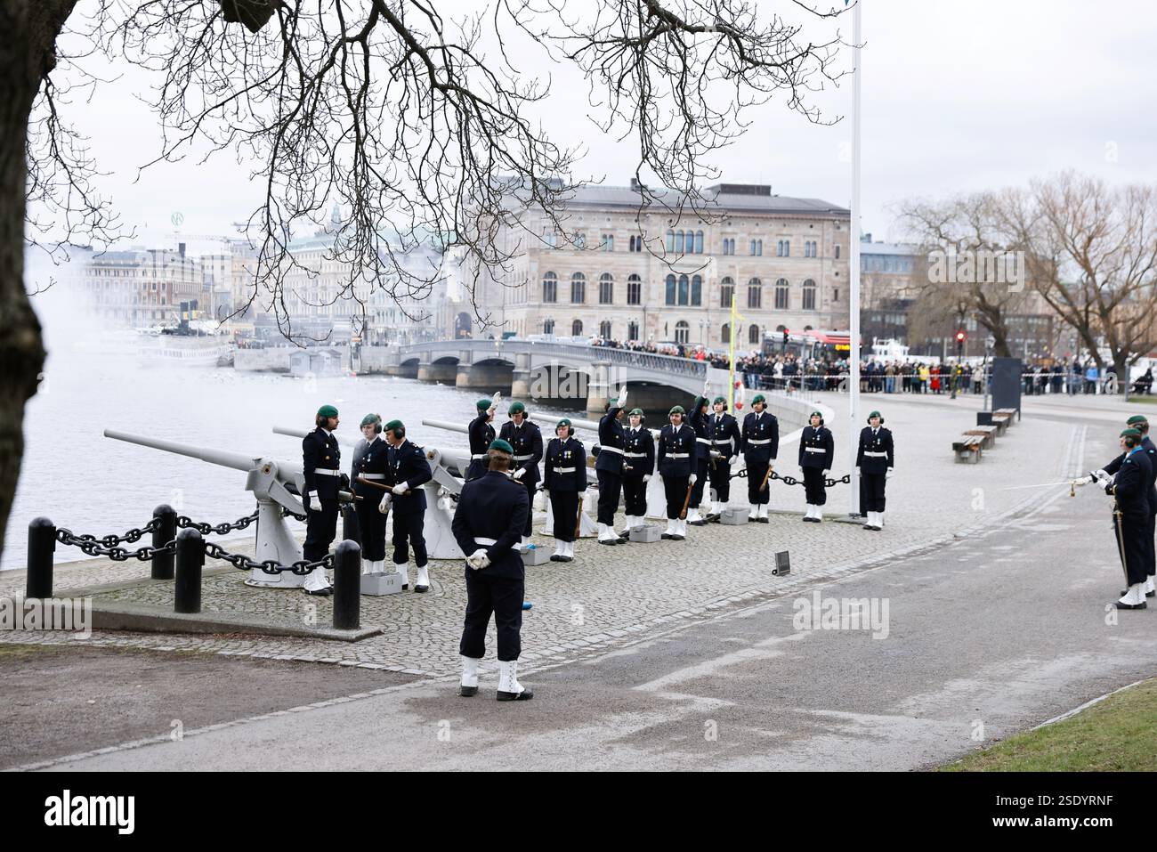 Stoccolma, Svezia. 8 febbraio 2025. Le forze armate svedesi spararono un saluto a Skeppsholmen a Stoccolma in occasione della principessa Sofia e del principe Carlo Filippo che ebbero una figlia venerdì. Stoccolma, Svezia 08 febbraio 2025. Foto: Caisa Rasmussen/TT/codice 12150 credito: TT News Agency/Alamy Live News Foto Stock