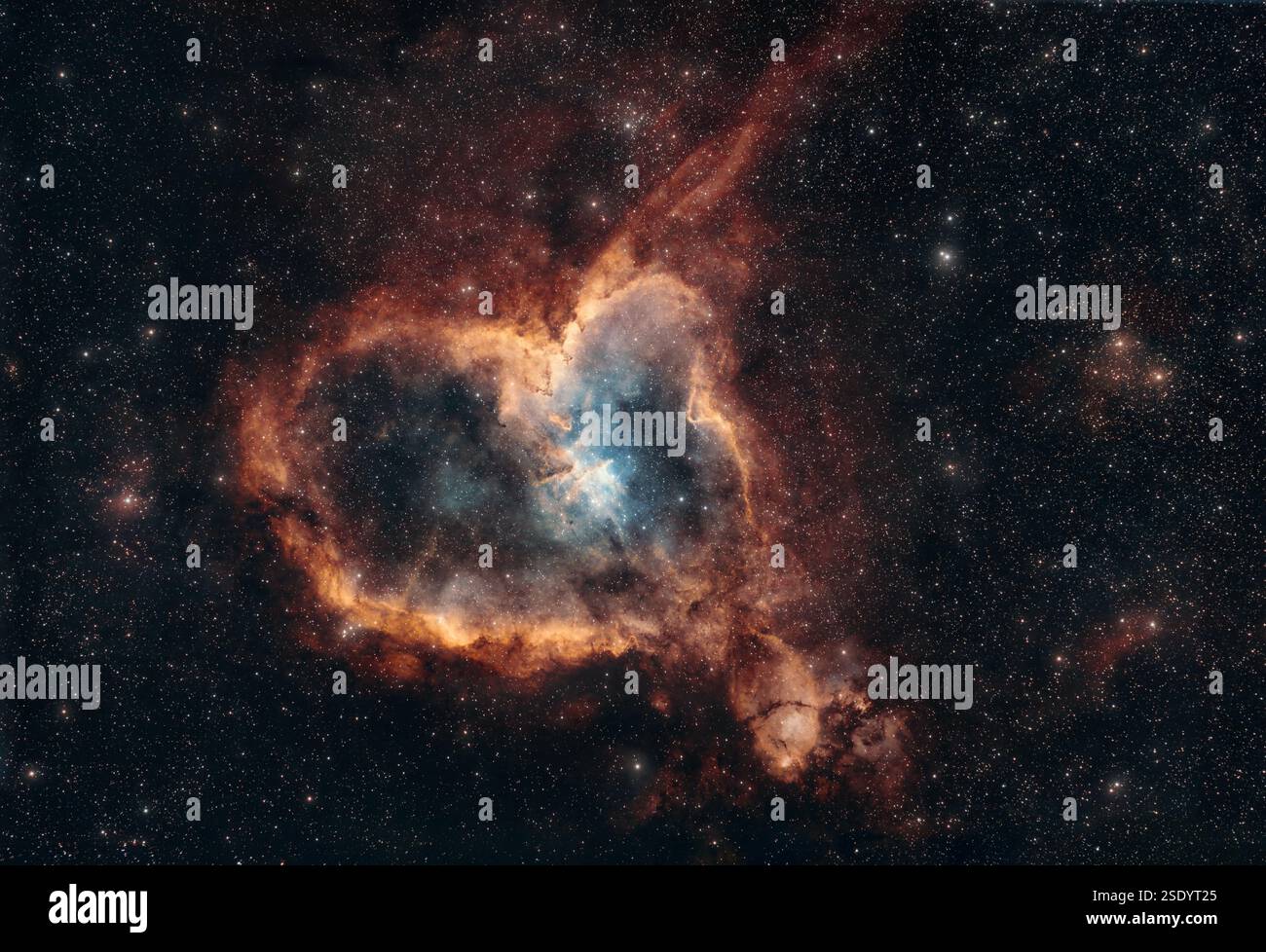 La Nebulosa del cuore astrofotografia nello spazio profondo, una maestosa scena cosmica nei toni arancione e blu Foto Stock