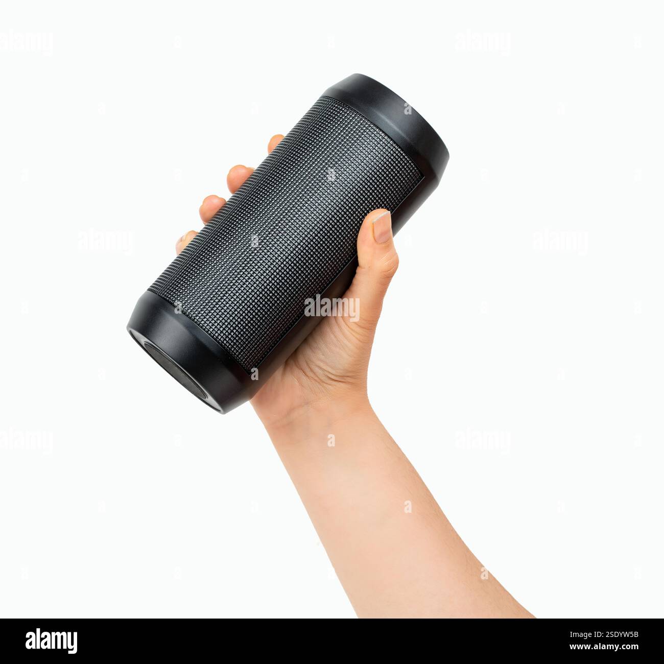 Altoparlante wireless portatile in primo piano isolato su sfondo bianco. Altoparlante wireless bluetooth nero con finitura a coste nella mano femminile. C Foto Stock