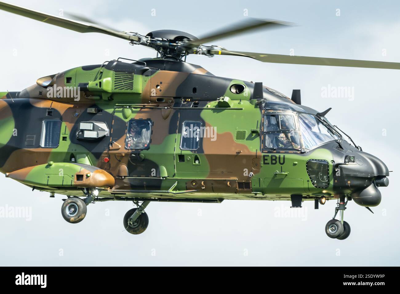 L'elicottero militare NH90 Tactical Transport Helicopter (TTH) dell'esercito francese in colori mimetici. Foto Stock