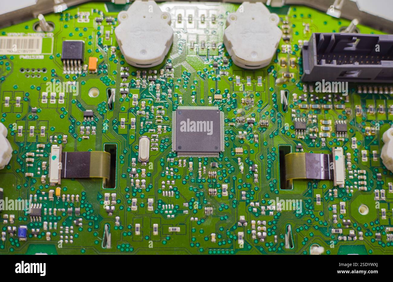 Dispositivo tecnico microcircuito fotografico reale di sfondo, vista del tachimetro dell'auto dall'interno Foto Stock