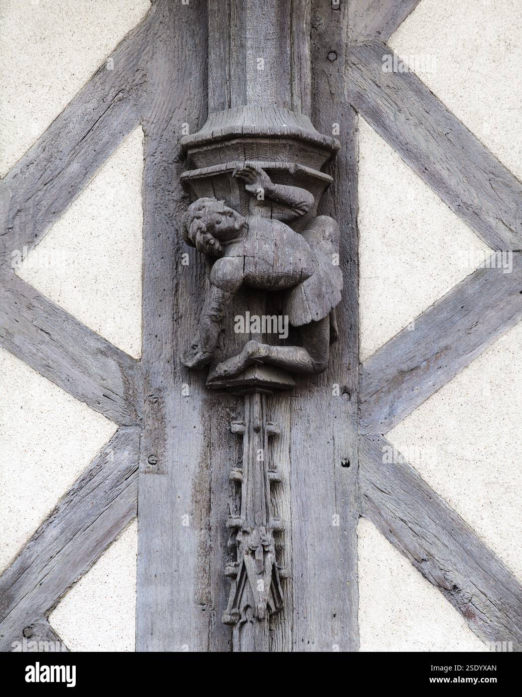 Una scultura in legno unica di una figura che sale su un pilastro adorna un edificio storico a Blois, in Francia. Foto Stock Una scultura in legno unica di una figura che sale su un pilastro adorna un edificio storico a Blois, in Francia. Foto Stock