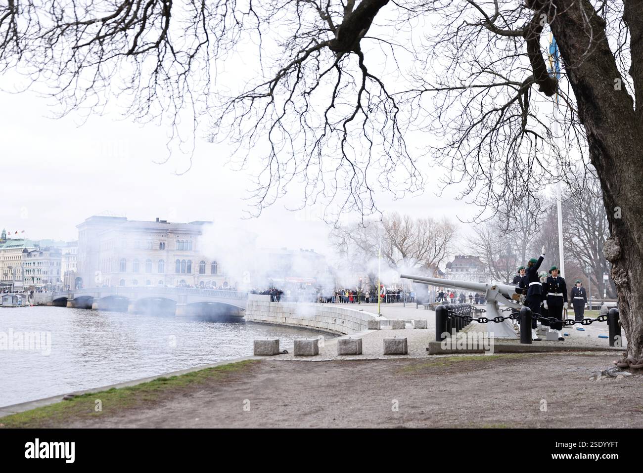 Stoccolma, Svezia. 8 febbraio 2025. Le forze armate svedesi spararono un saluto a Skeppsholmen a Stoccolma in occasione della principessa Sofia e del principe Carlo Filippo che ebbero una figlia venerdì. Stoccolma, Svezia 08 febbraio 2025. Foto: Caisa Rasmussen/TT/codice 12150 credito: TT News Agency/Alamy Live News Foto Stock