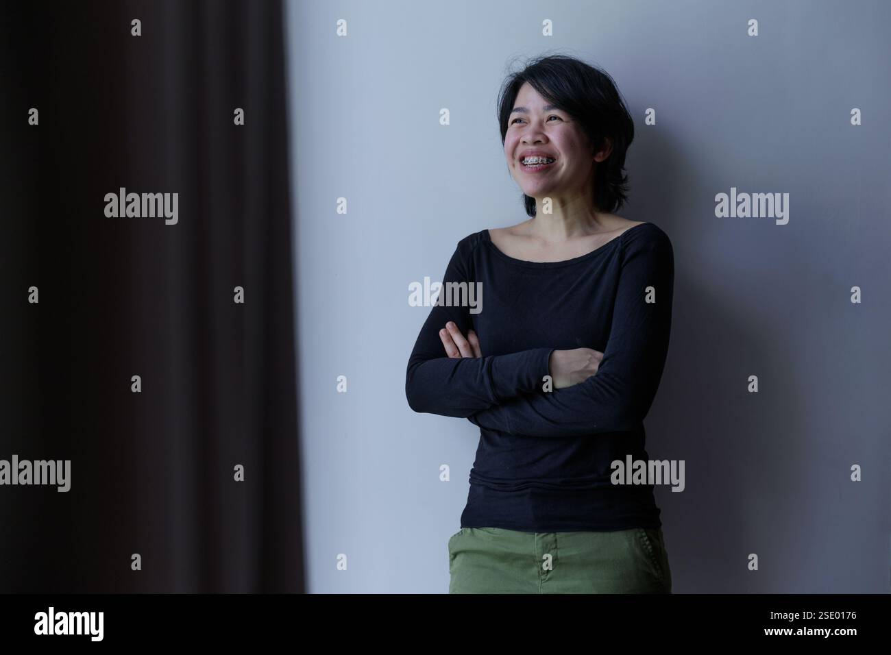 Hong Kong, Cina. 24 marzo 2024. Un ritratto di Magdalen Wong, una performance artist con sede a Hong Kong, il cui lavoro innovativo fonde clowning e storytelling visivo, ottenendo riconoscimenti internazionali attraverso la sua mostra personale Sour Punch a Hong Kong e la partecipazione a background Noise alla Des Bains Gallery di Londra, affrontando temi di identità, norme sociali e umorismo. Credito: SOPA Images Limited/Alamy Live News Foto Stock